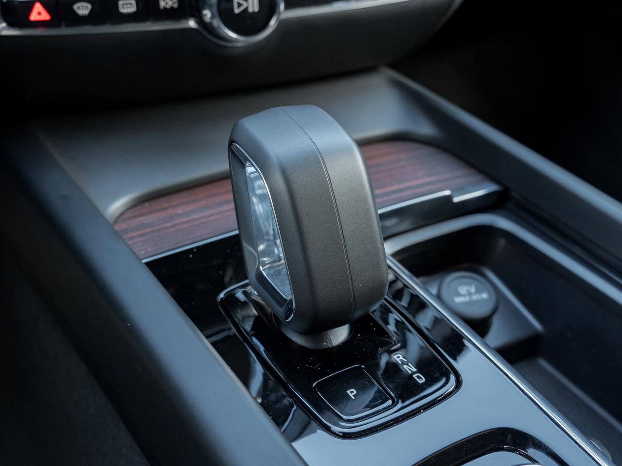 2025 Volvo V60 Cross Country B5 AWD Plus  CPO RATE fr 3.49%*  STATION WAGON Photo