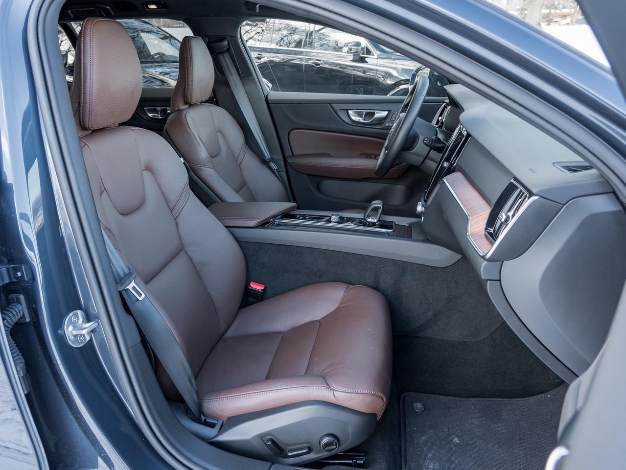 2025 Volvo V60 Cross Country B5 AWD Plus  CPO RATE fr 3.49%*  STATION WAGON Photo