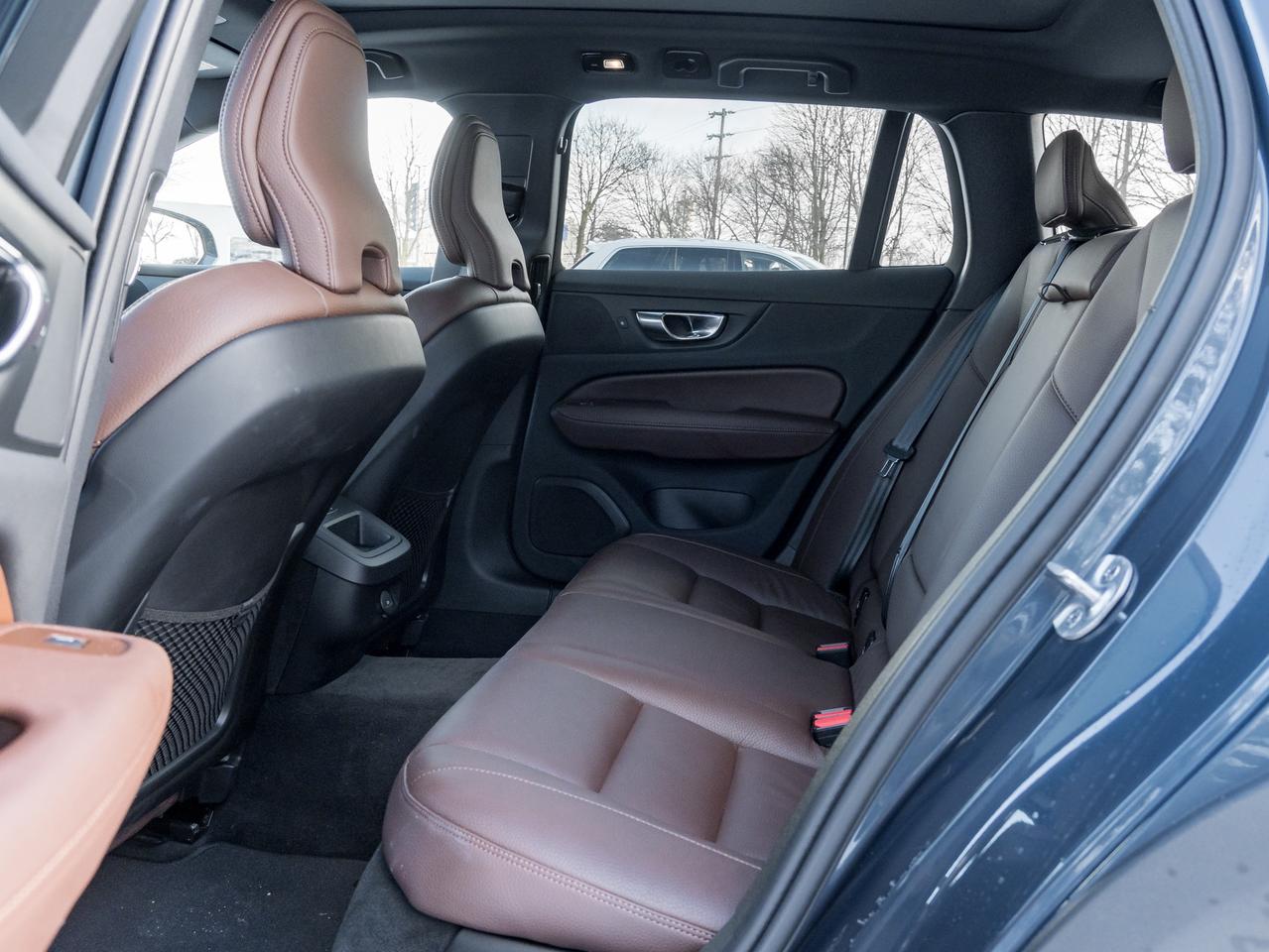 2025 Volvo V60 Cross Country B5 AWD Plus  CPO RATE fr 3.49%*  STATION WAGON Photo