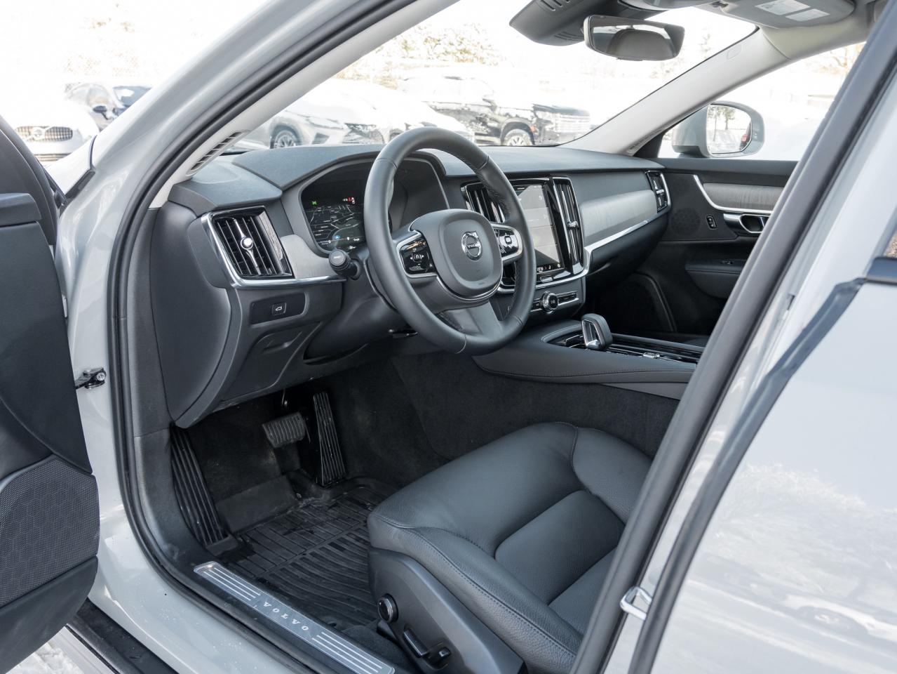 2025 Volvo V90 Cross Country B6 AWD Plus Photo