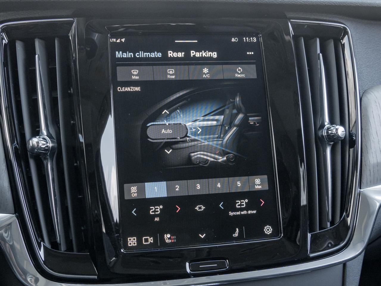 2025 Volvo V90 Cross Country B6 AWD Plus Photo