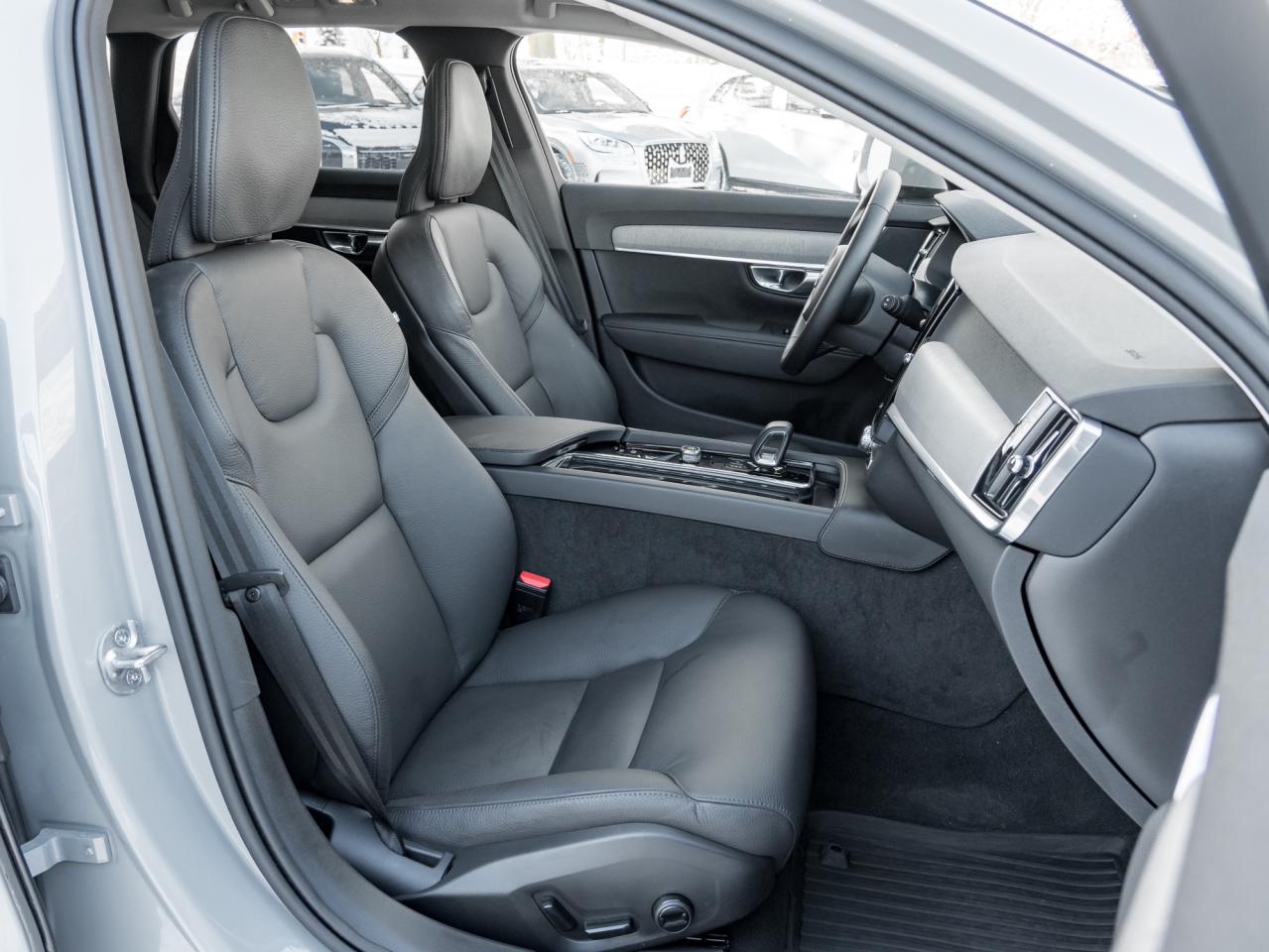 2025 Volvo V90 Cross Country B6 AWD Plus Photo