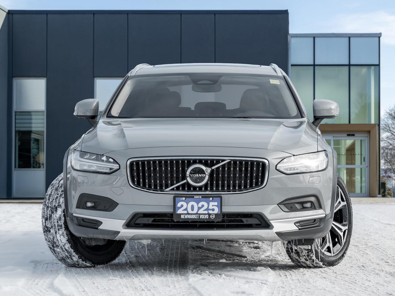 2025 Volvo V90 Cross Country B6 AWD Plus  STATION WAGON  CPO RATE FR 3.49%* Photo