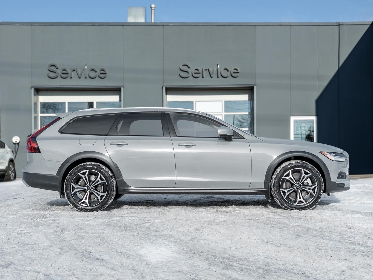 2025 Volvo V90 Cross Country B6 AWD Plus  STATION WAGON  CPO RATE FR 3.49%* Photo