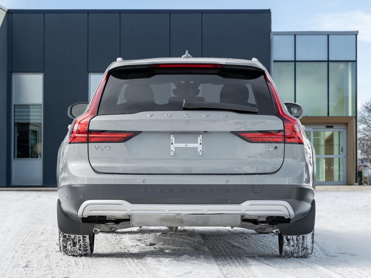 2025 Volvo V90 Cross Country B6 AWD Plus  STATION WAGON  CPO RATE FR 3.49%* Photo
