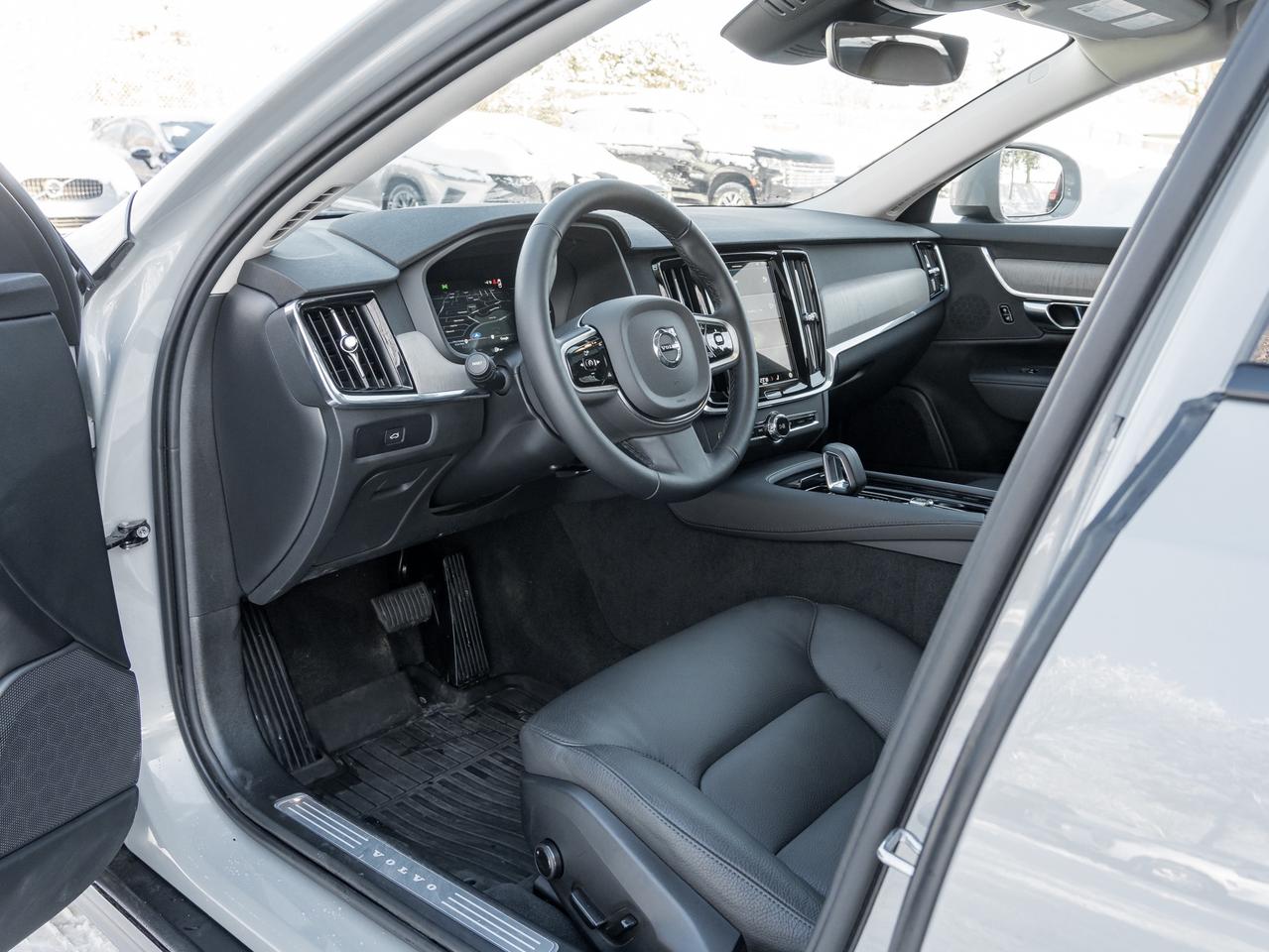 2025 Volvo V90 Cross Country B6 AWD Plus  STATION WAGON  CPO RATE FR 3.49%* Photo