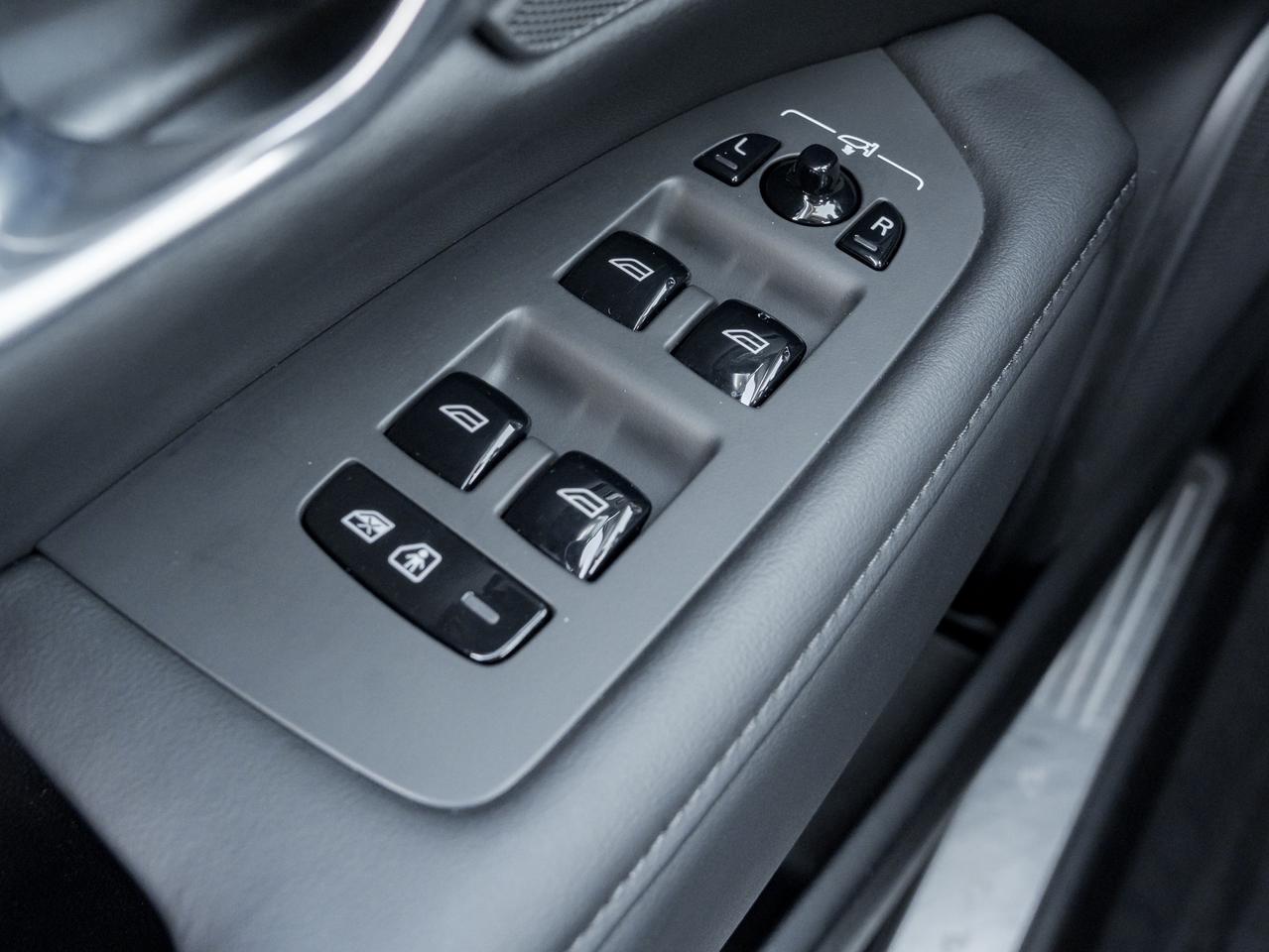 2025 Volvo V90 Cross Country B6 AWD Plus  STATION WAGON  CPO RATE FR 3.49%* Photo