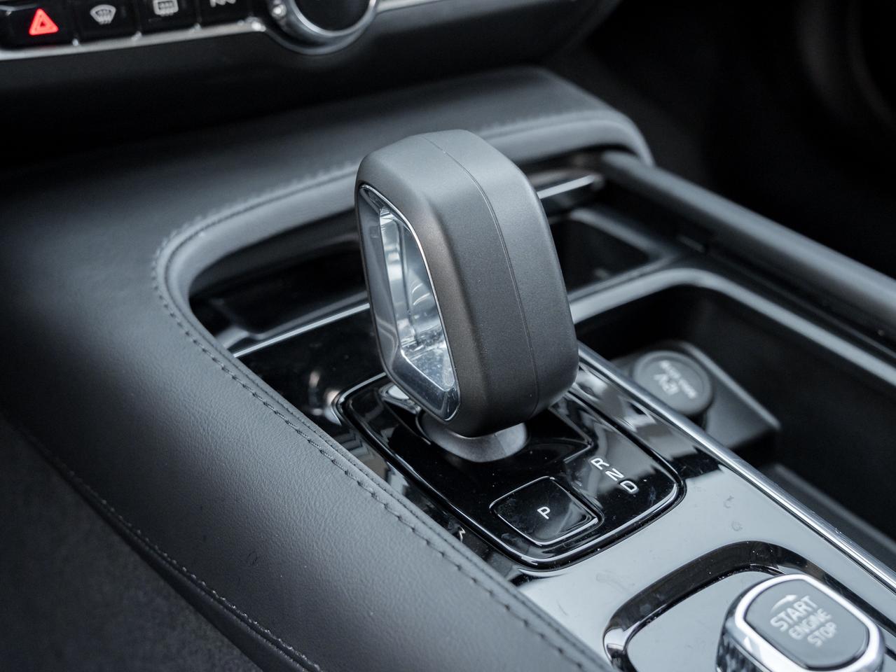 2025 Volvo V90 Cross Country B6 AWD Plus  STATION WAGON  CPO RATE FR 3.49%* Photo