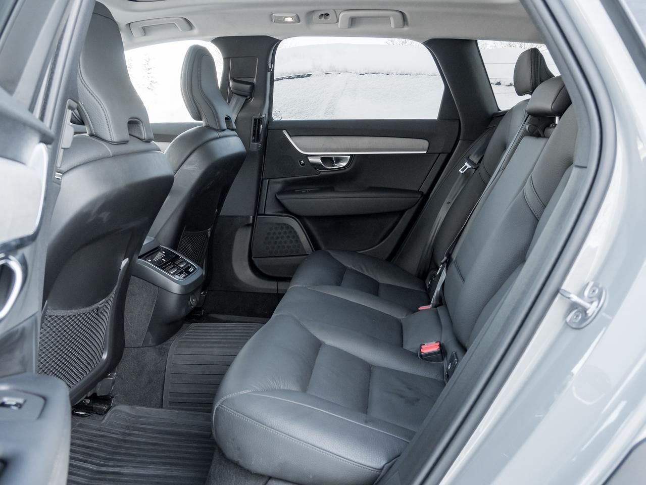 2025 Volvo V90 Cross Country B6 AWD Plus  STATION WAGON  CPO RATE FR 3.49%* Photo