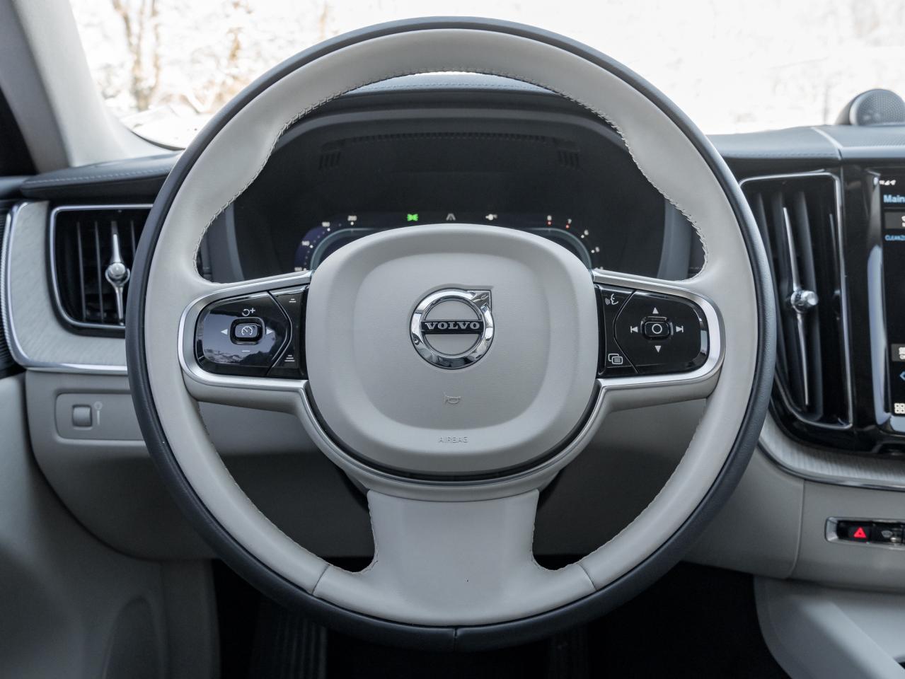 2022 Volvo XC60 B6 AWD Inscription OFF LEASE BOWERS&WILKINS  CPO Photo