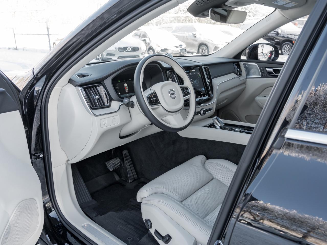 2022 Volvo XC60 B6 AWD Inscription OFF LEASE BOWERS&WILKINS  CPO Photo