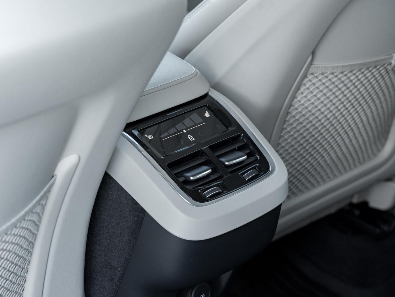 2022 Volvo XC60 B6 AWD Inscription OFF LEASE BOWERS&WILKINS  CPO Photo