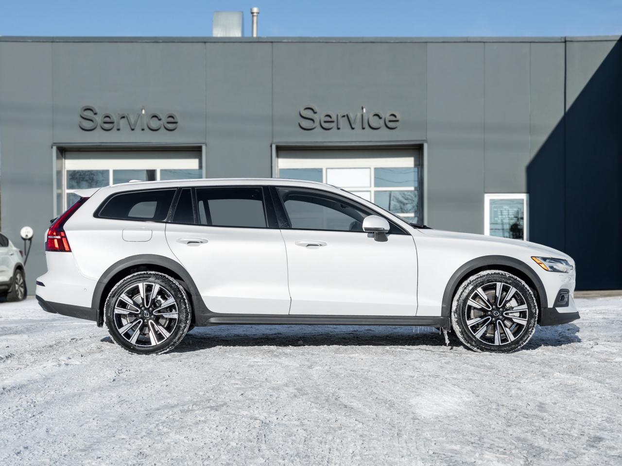 2025 Volvo V60 Cross Country B5 AWD PLUS  19" ALLOY WHEELS  CLIMATE PACK  CPO Photo4