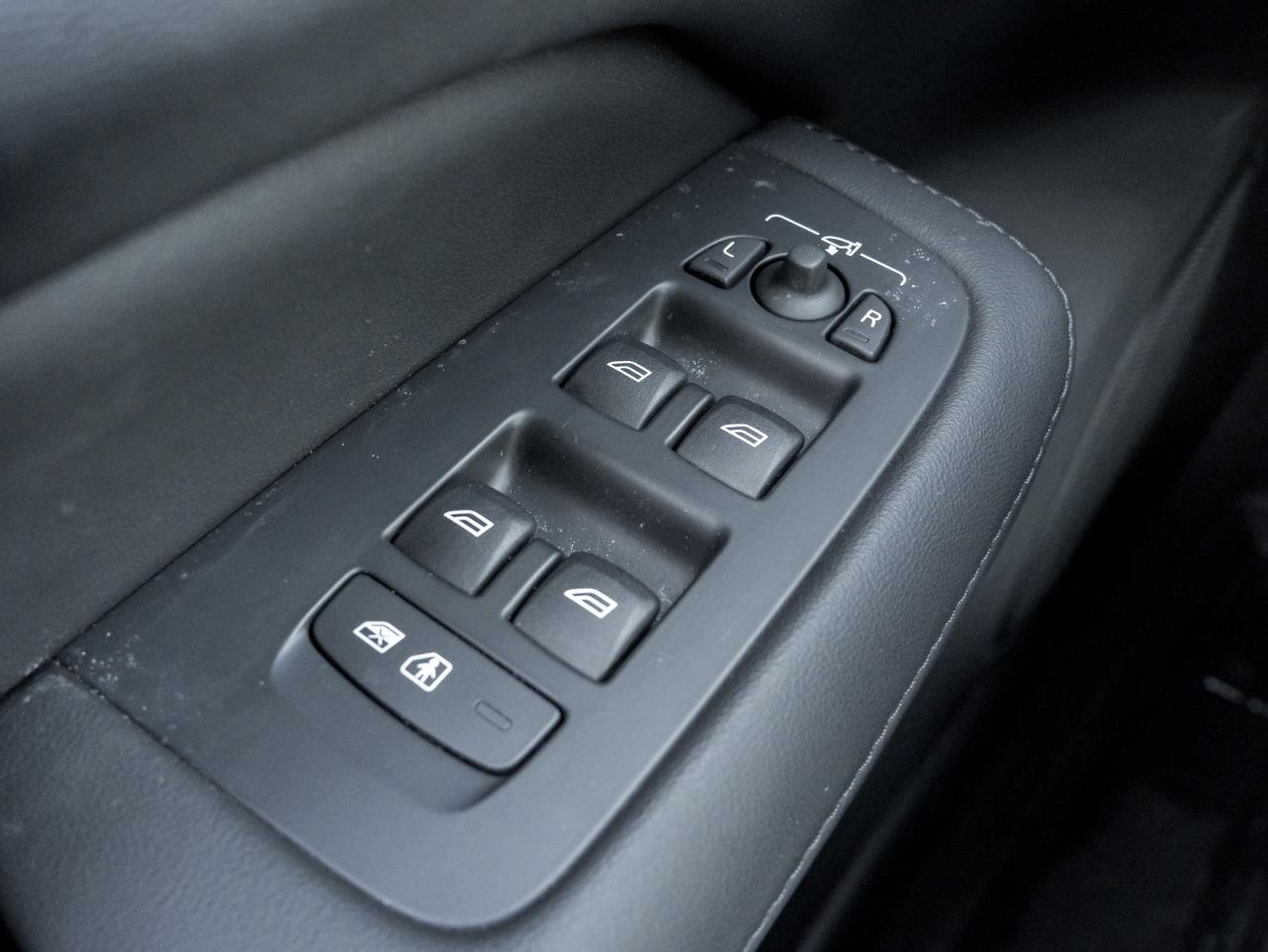 2025 Volvo V60 Cross Country B5 AWD PLUS  19" ALLOY WHEELS  CLIMATE PACK  CPO Photo