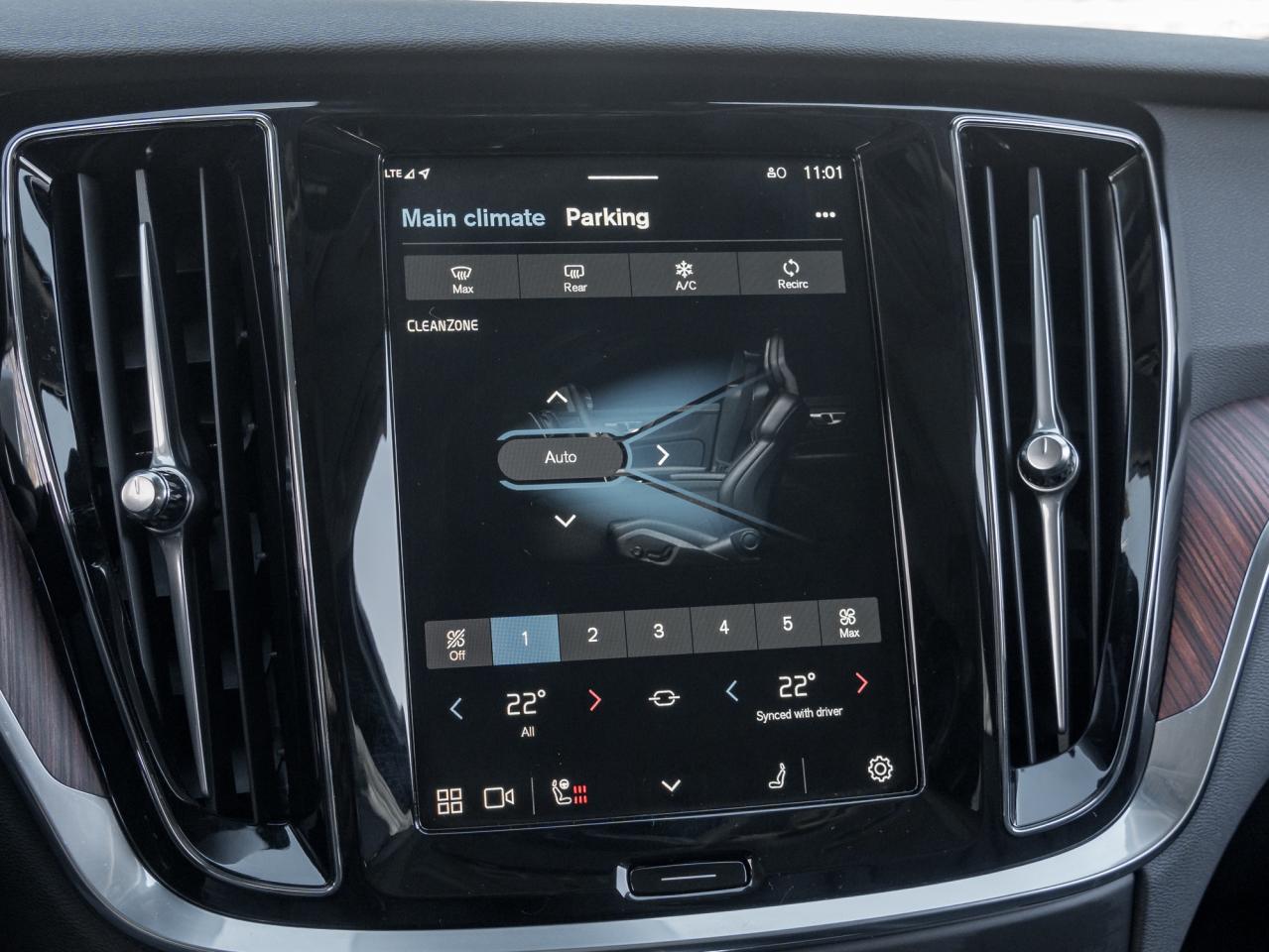 2025 Volvo V60 Cross Country B5 AWD PLUS  19" ALLOY WHEELS  CLIMATE PACK  CPO Photo