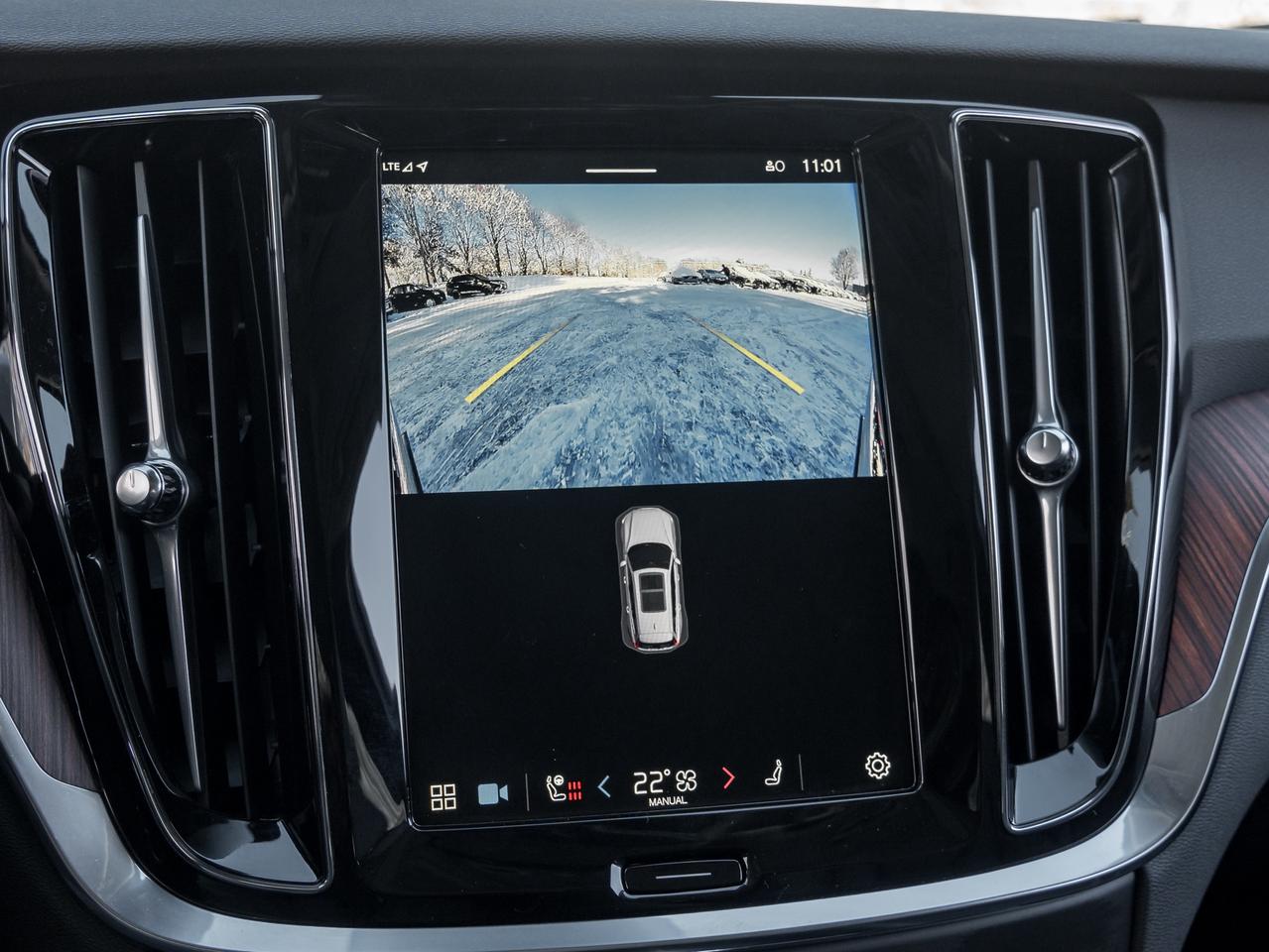 2025 Volvo V60 Cross Country B5 AWD PLUS  19" ALLOY WHEELS  CLIMATE PACK  CPO Photo