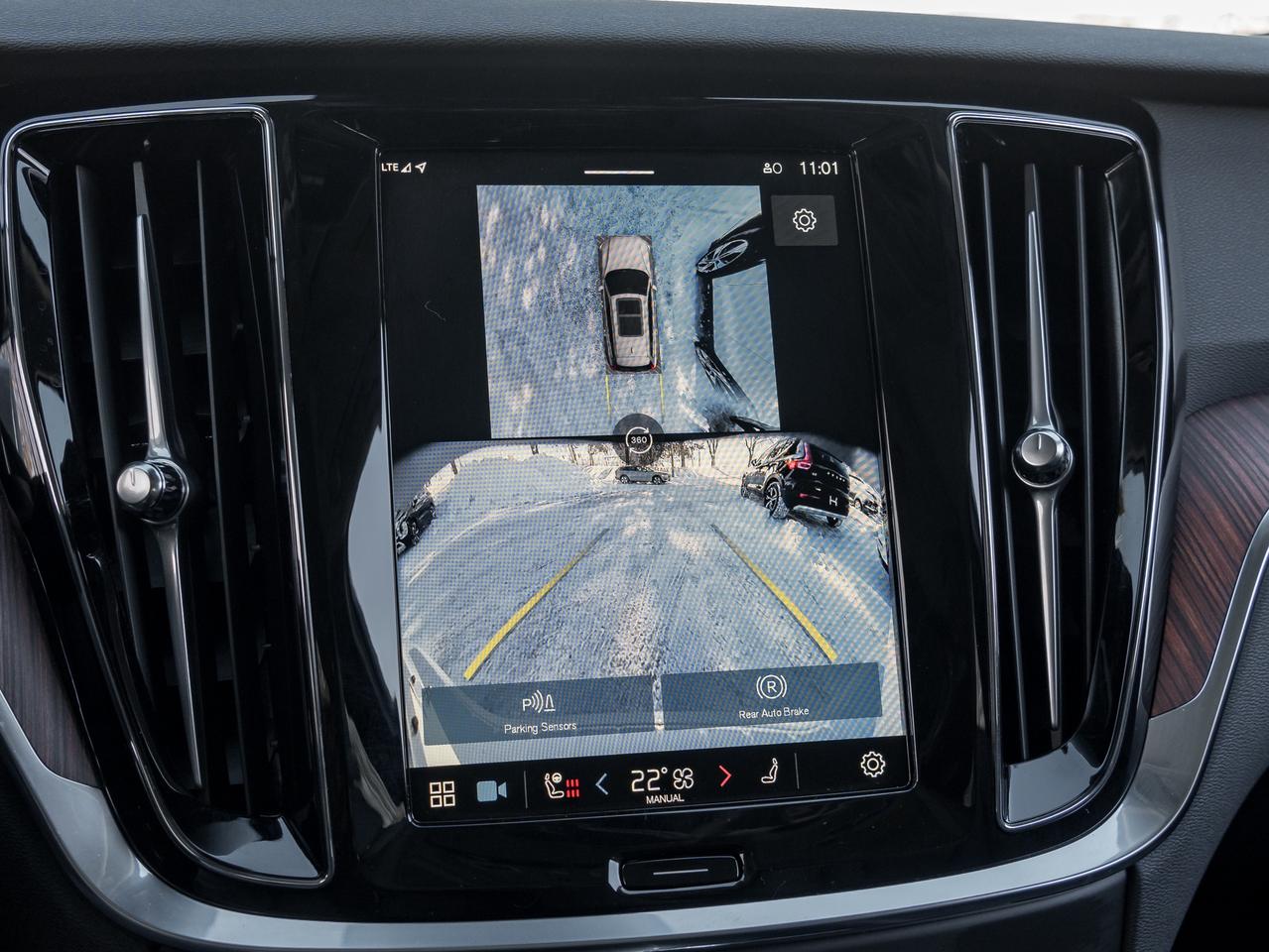 2025 Volvo V60 Cross Country B5 AWD PLUS  19" ALLOY WHEELS  CLIMATE PACK  CPO Photo