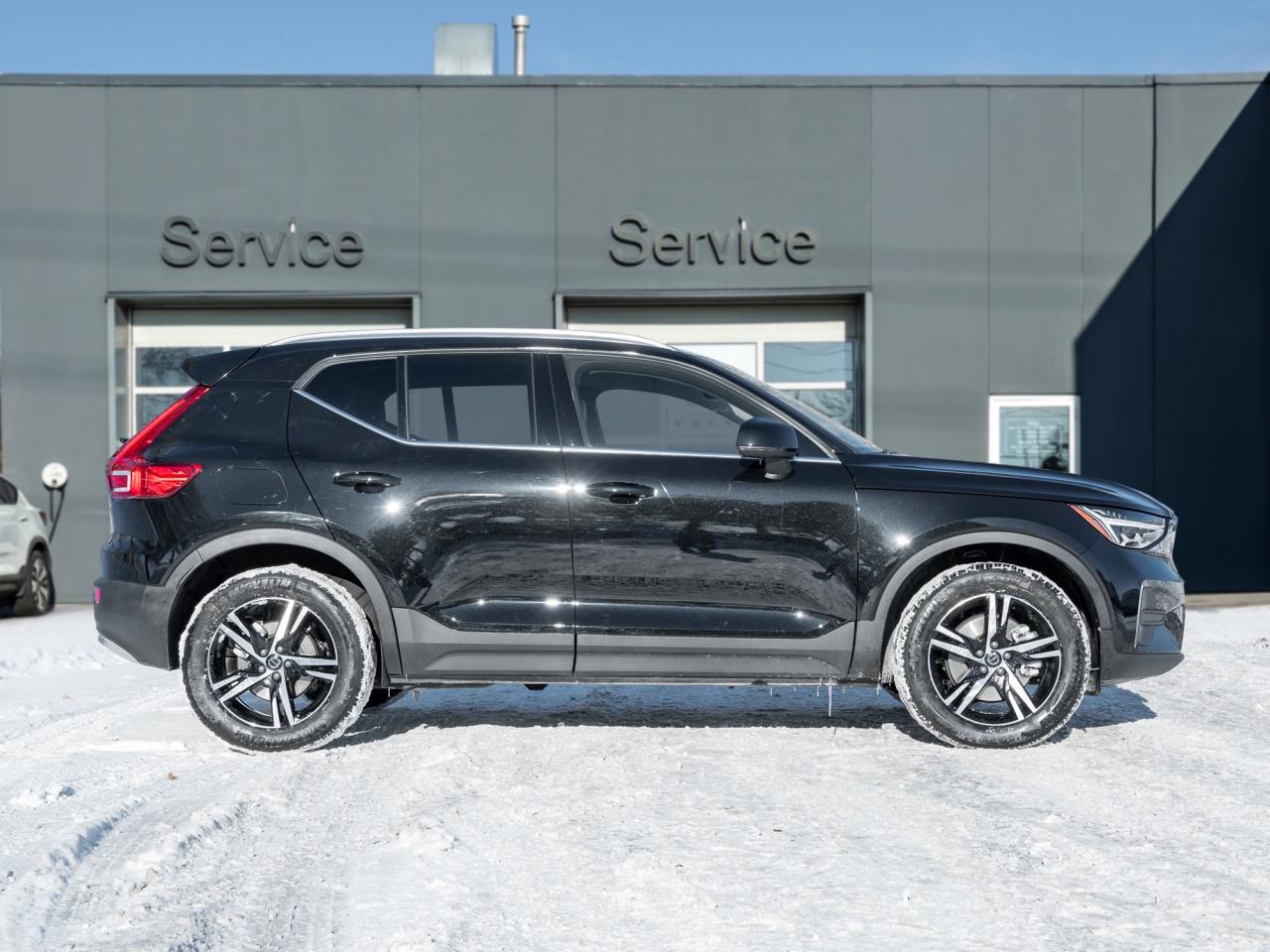 2025 Volvo XC40 B5 AWD Core  LOW KM  CLIMATE PACK  CPO Photo4