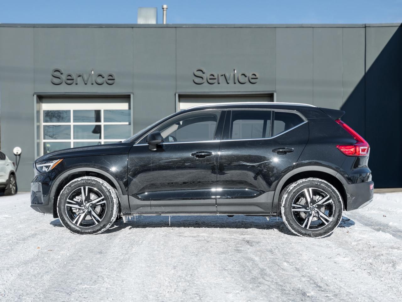 2025 Volvo XC40 B5 AWD Core  LOW KM  CLIMATE PACK  CPO Photo