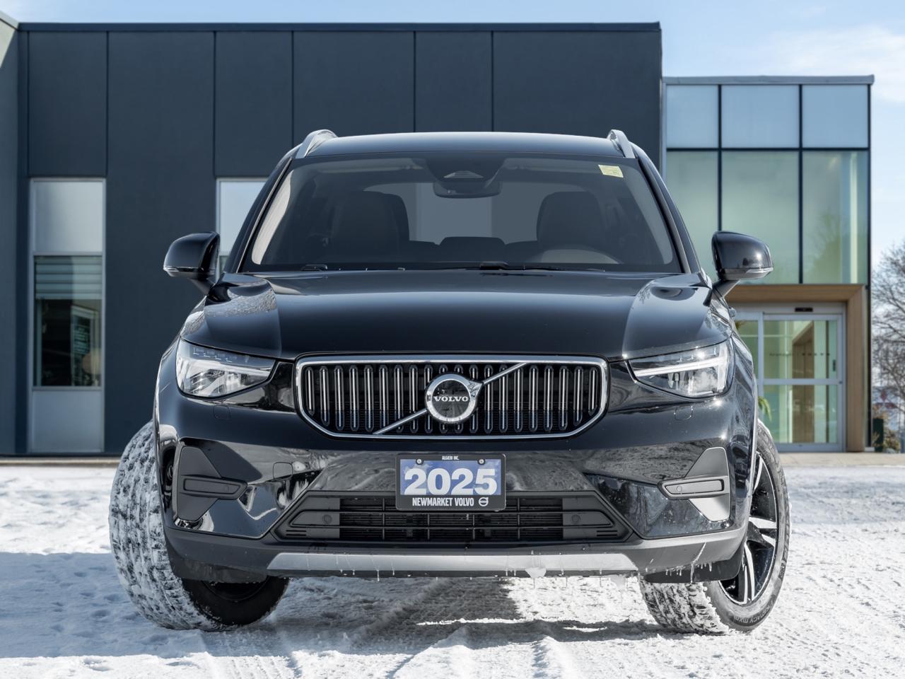 2025 Volvo XC40 B5 AWD Core  LOW KM  CLIMATE PACK  CPO Photo