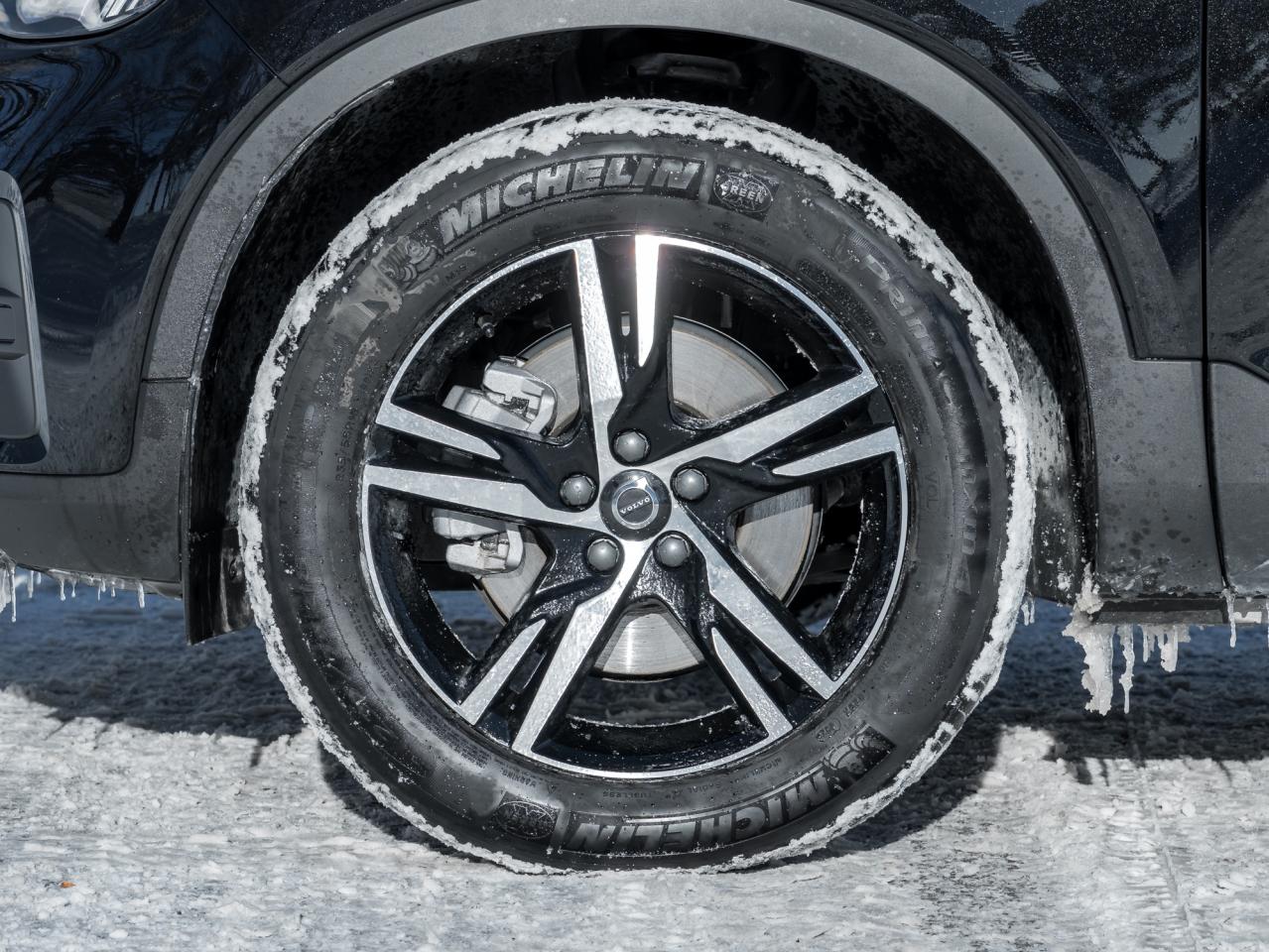 2025 Volvo XC40 B5 AWD Core  LOW KM  CLIMATE PACK  CPO Photo3