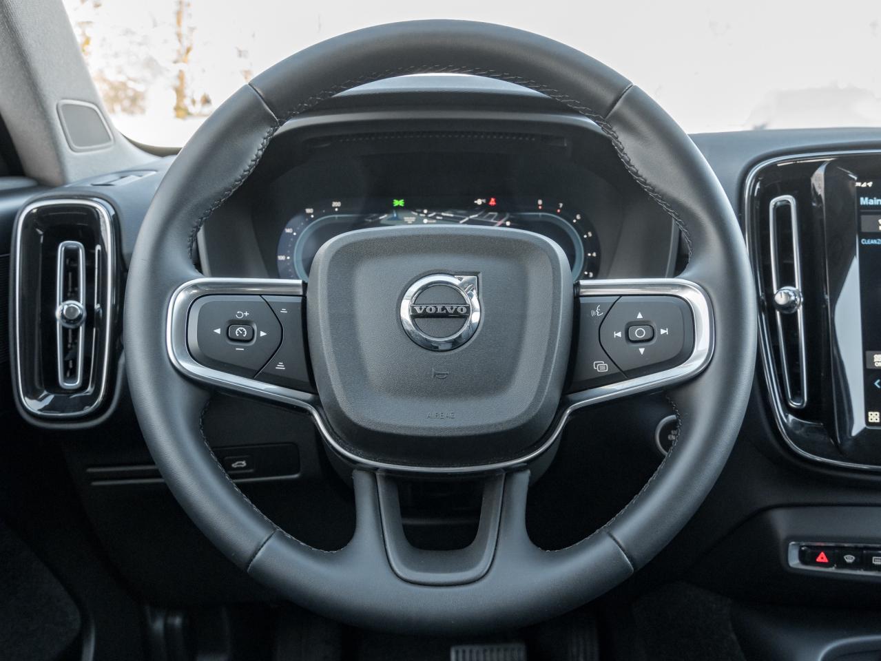 2025 Volvo XC40 B5 AWD Core  LOW KM  CLIMATE PACK  CPO Photo