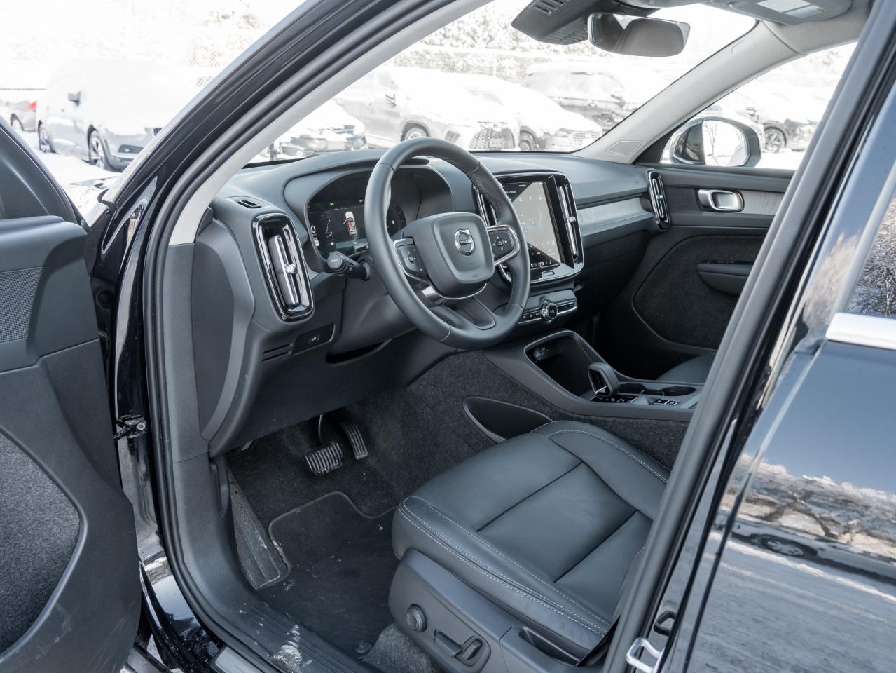 2025 Volvo XC40 B5 AWD Core  LOW KM  CLIMATE PACK  CPO Photo