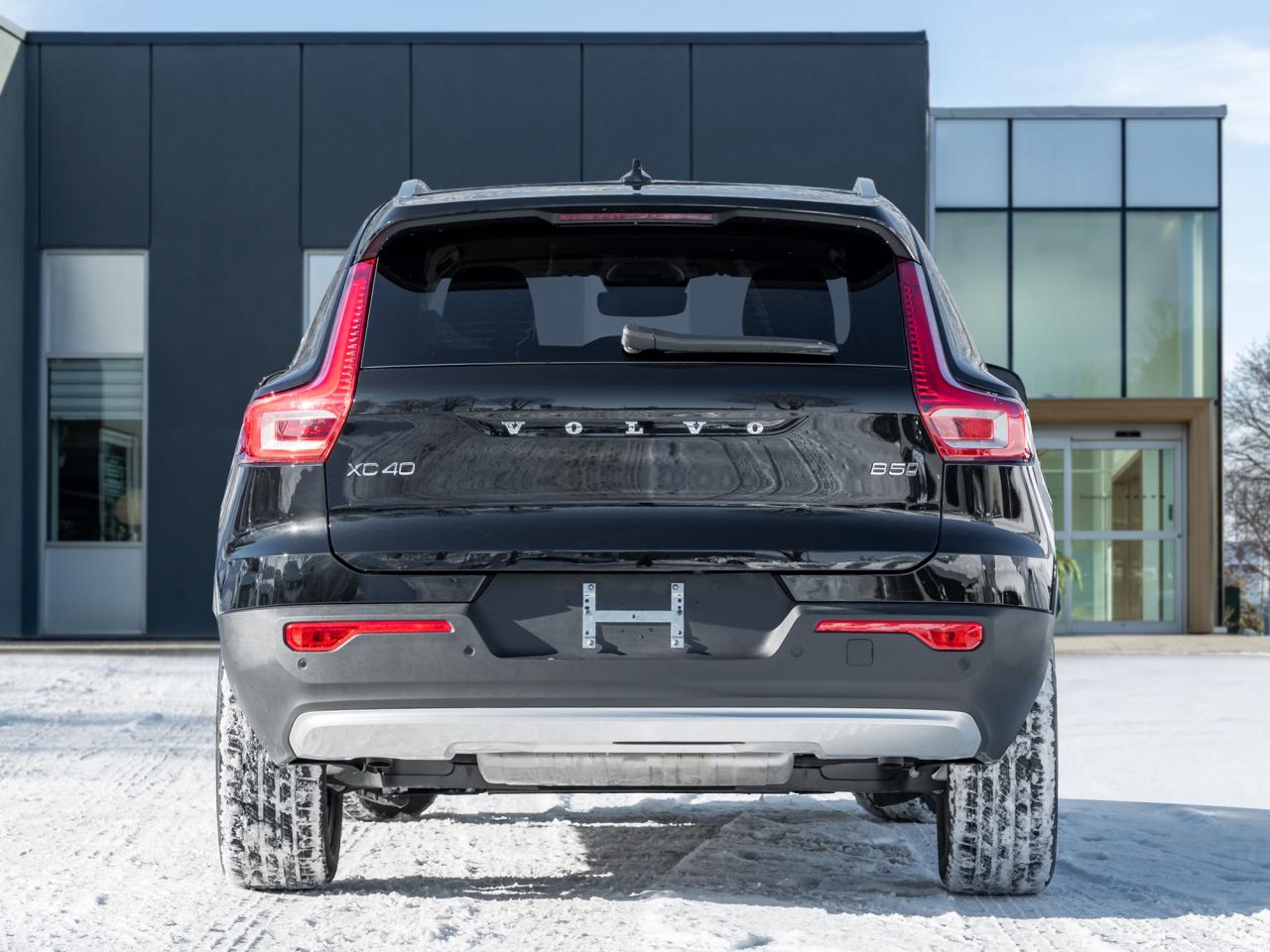 2025 Volvo XC40 B5 AWD Core  LOW KM  CLIMATE PACK  CPO Photo