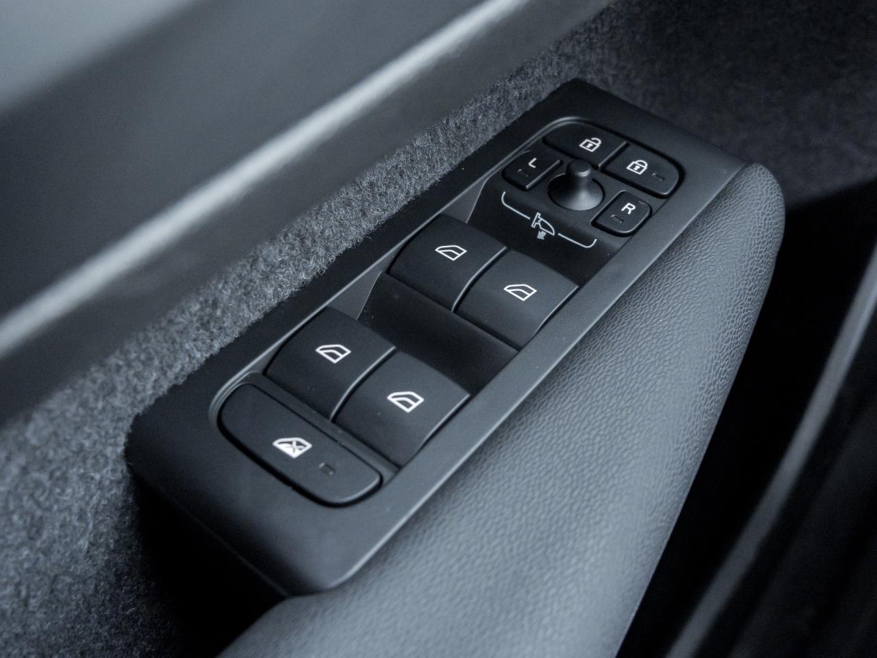 2025 Volvo XC40 B5 AWD Core  LOW KM  CLIMATE PACK  CPO Photo