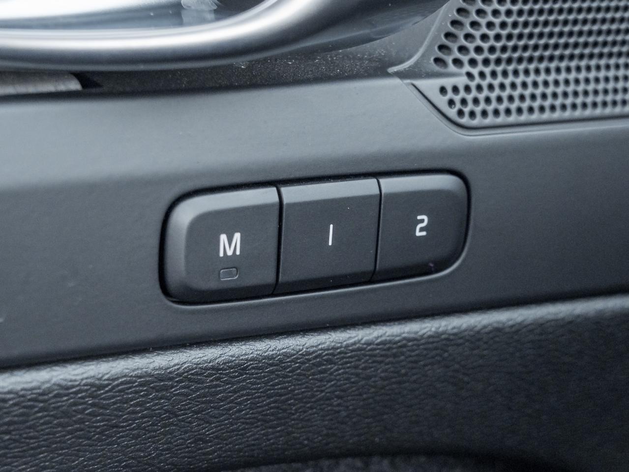 2025 Volvo XC40 B5 AWD Core  LOW KM  CLIMATE PACK  CPO Photo