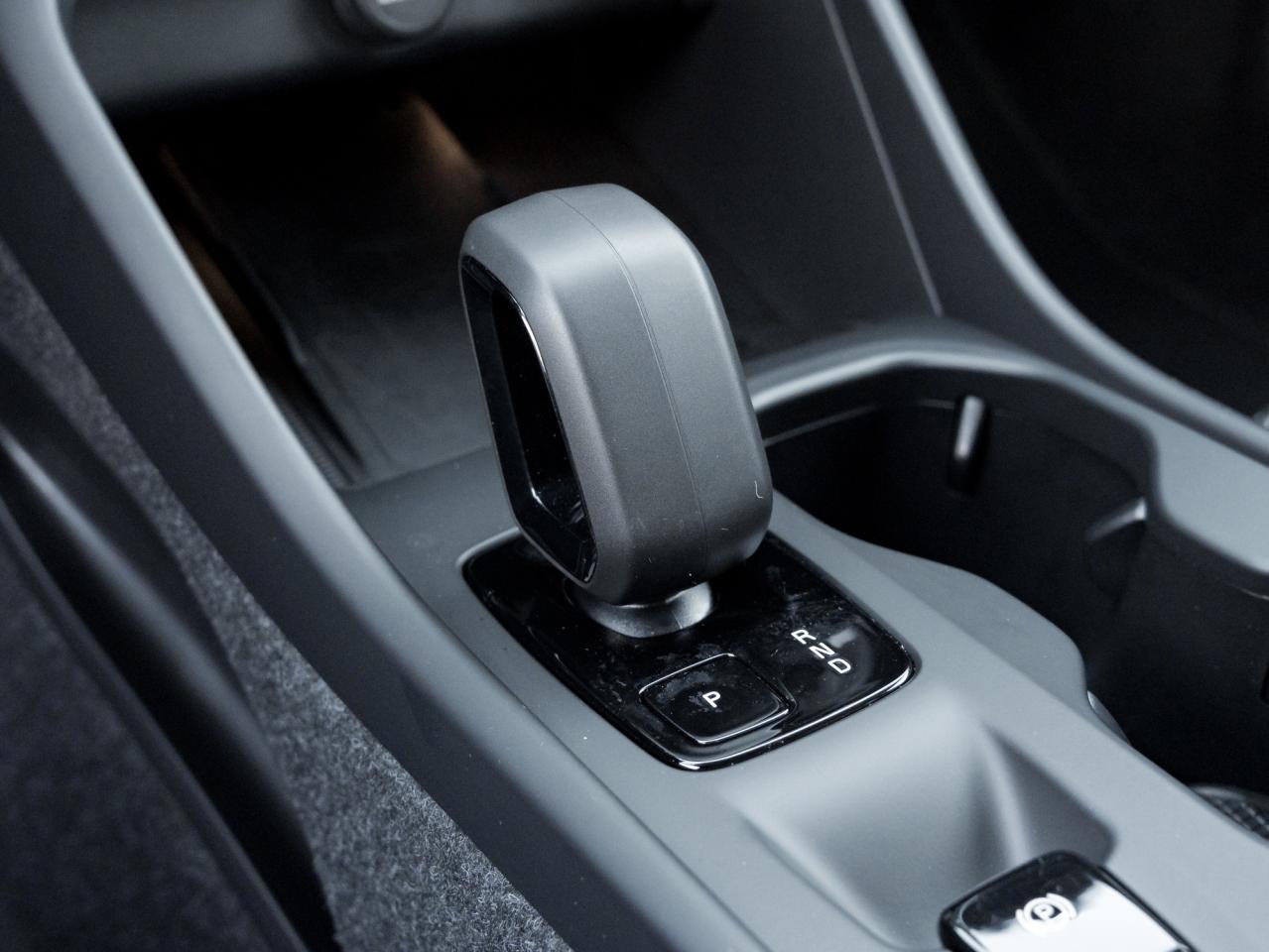 2025 Volvo XC40 B5 AWD Core  LOW KM  CLIMATE PACK  CPO Photo