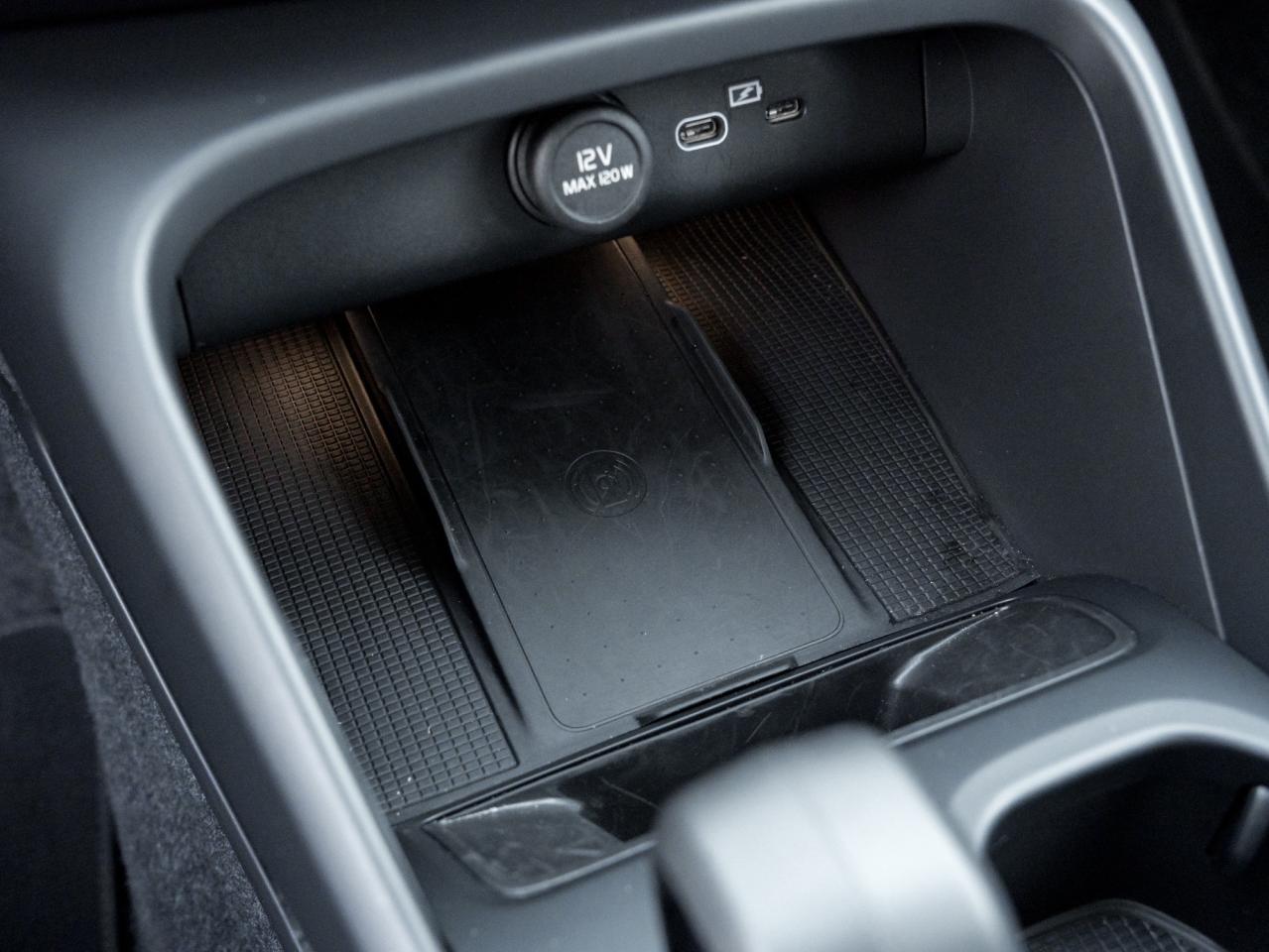 2025 Volvo XC40 B5 AWD Core  LOW KM  CLIMATE PACK  CPO Photo