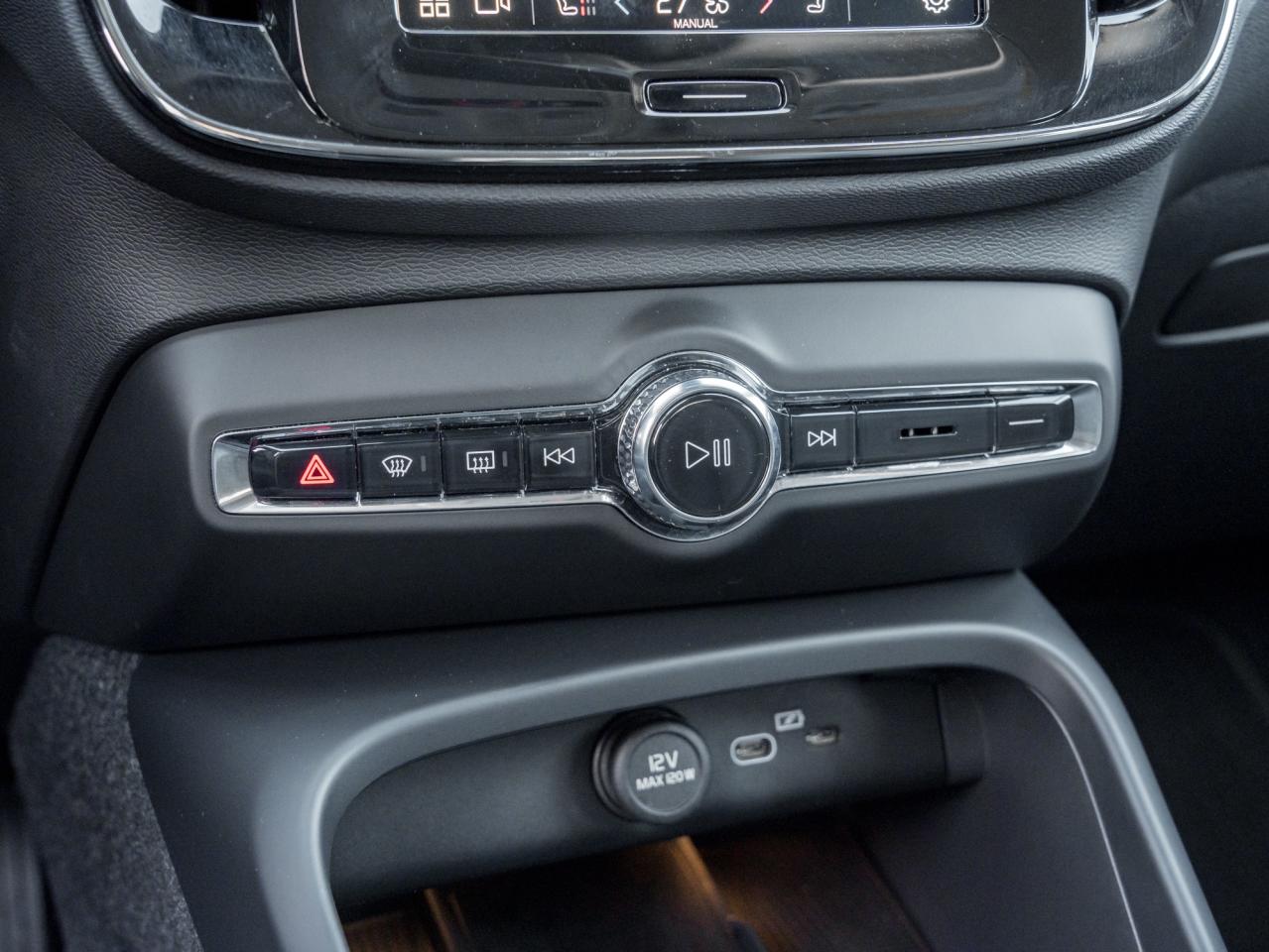 2025 Volvo XC40 B5 AWD Core  LOW KM  CLIMATE PACK  CPO Photo