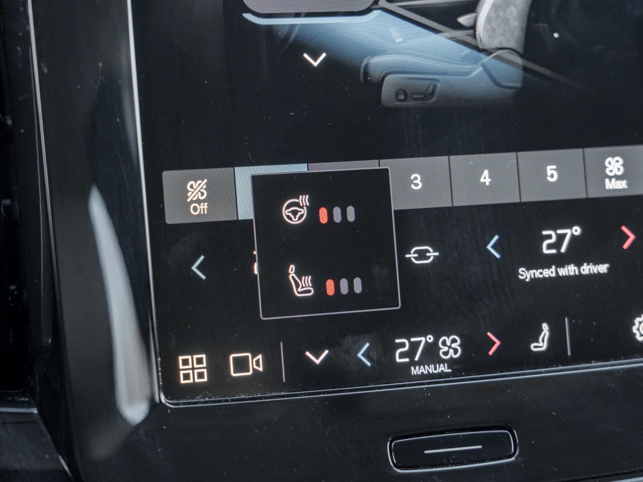 2025 Volvo XC40 B5 AWD Core  LOW KM  CLIMATE PACK  CPO Photo