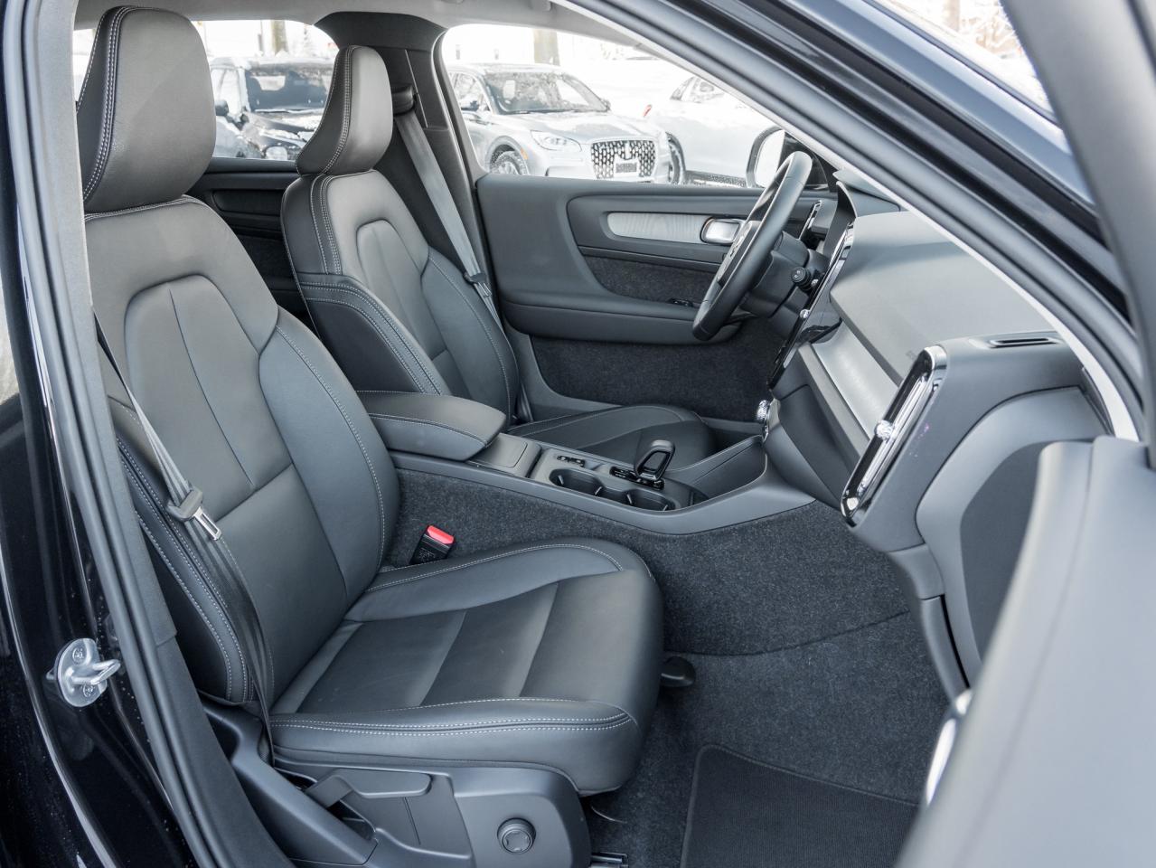 2025 Volvo XC40 B5 AWD Core  LOW KM  CLIMATE PACK  CPO Photo