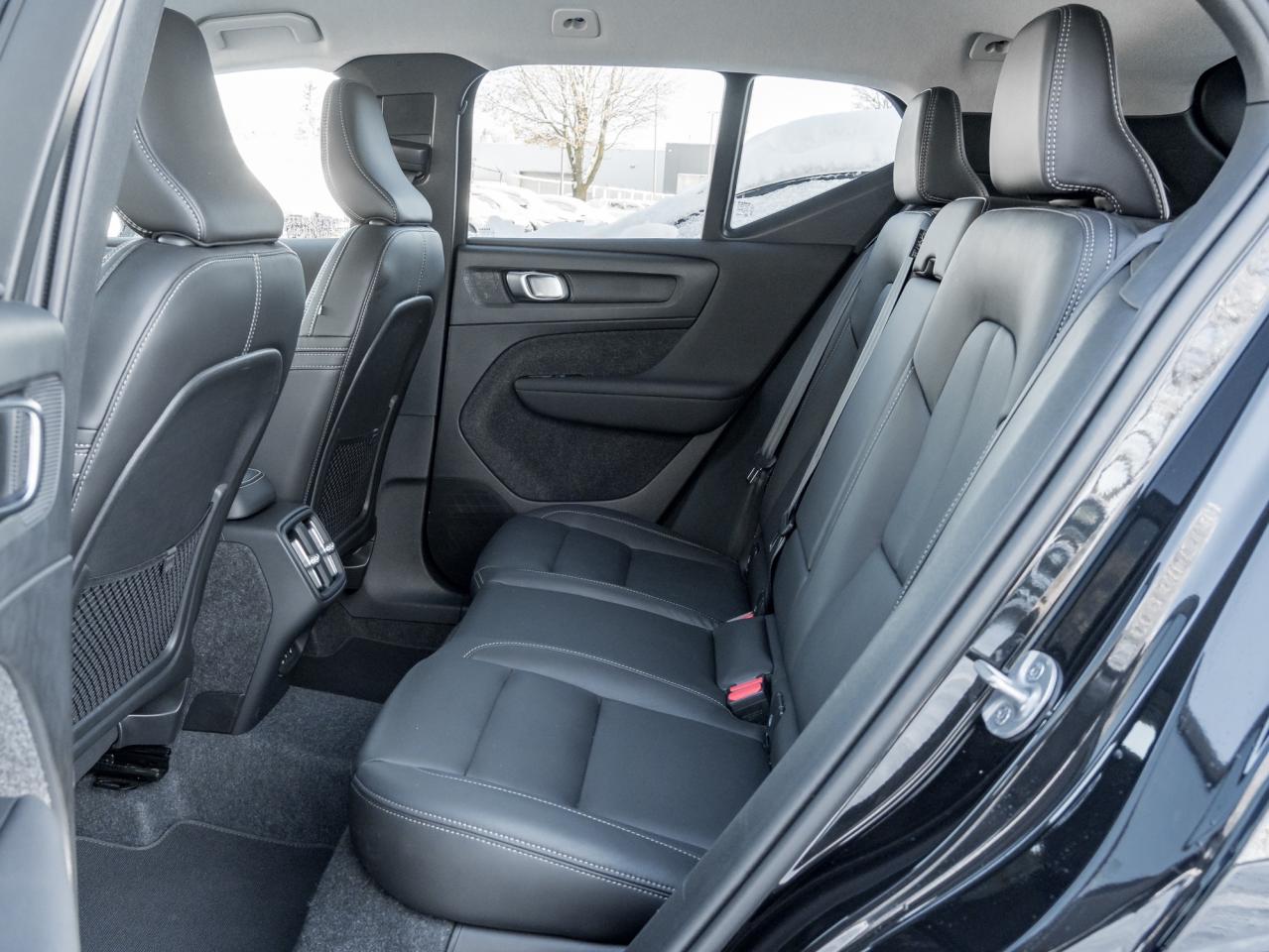 2025 Volvo XC40 B5 AWD Core  LOW KM  CLIMATE PACK  CPO Photo