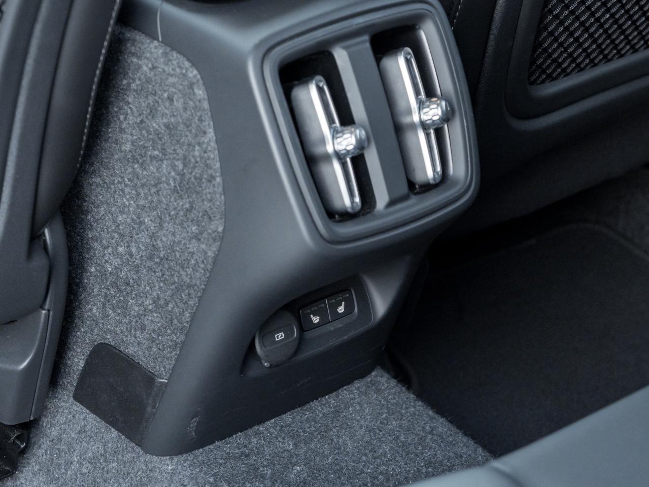 2025 Volvo XC40 B5 AWD Core  LOW KM  CLIMATE PACK  CPO Photo