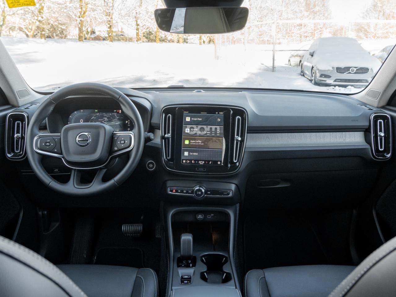 2025 Volvo XC40 B5 AWD Core  LOW KM  CLIMATE PACK  CPO Photo