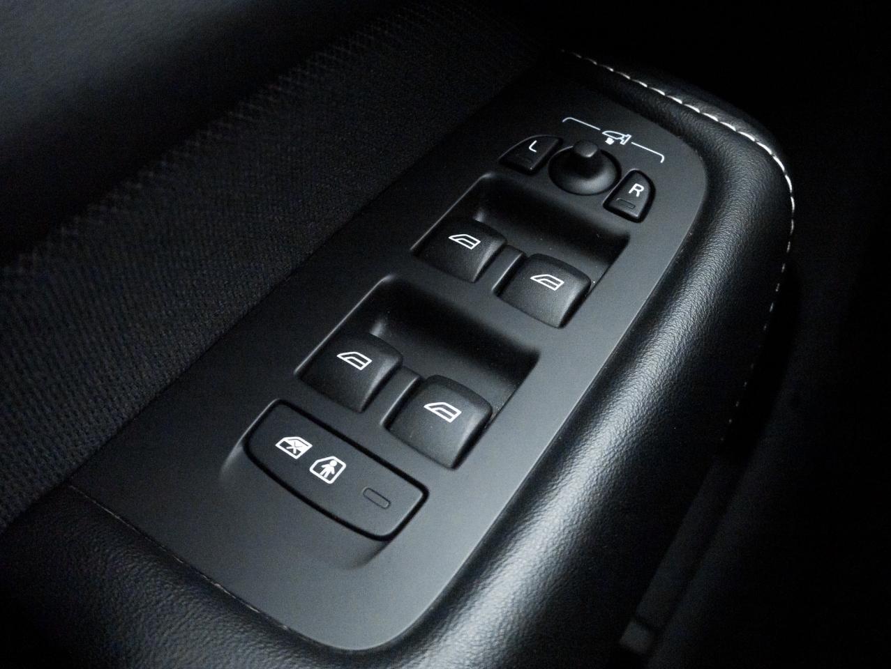 2021 Volvo XC60 T6 AWD R-Design  NEW BRAKES  B&W  POLESTAR  CPO Photo