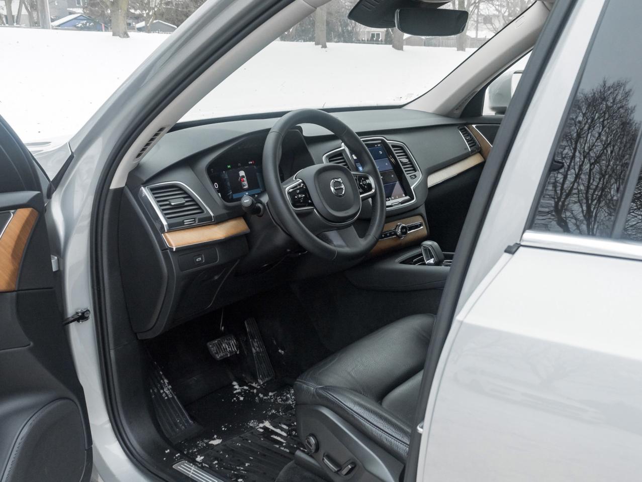 2023 Volvo XC90 B6 AWD Core 7-Seater  OFF LEASE ONE OWNER CPO Photo