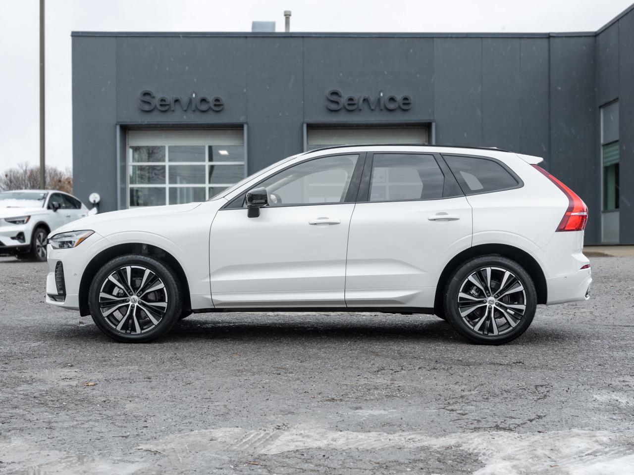 2025 Volvo XC60 B5 AWD Plus Dark Theme 20"ALLOY WHEELS LOW KM  CPO Photo2