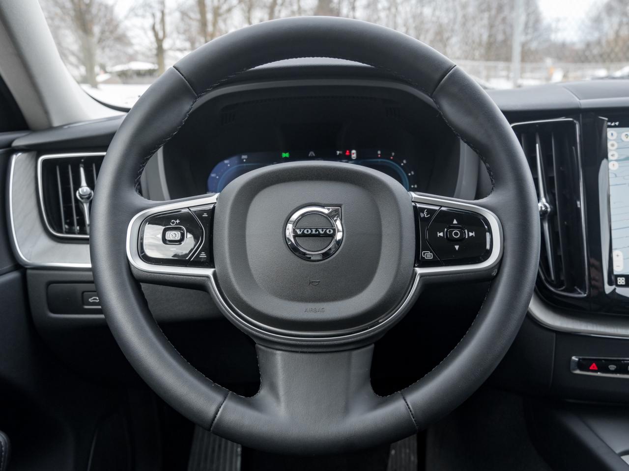 2025 Volvo XC60 B5 AWD Plus Dark Theme 20"ALLOY WHEELS LOW KM  CPO Photo