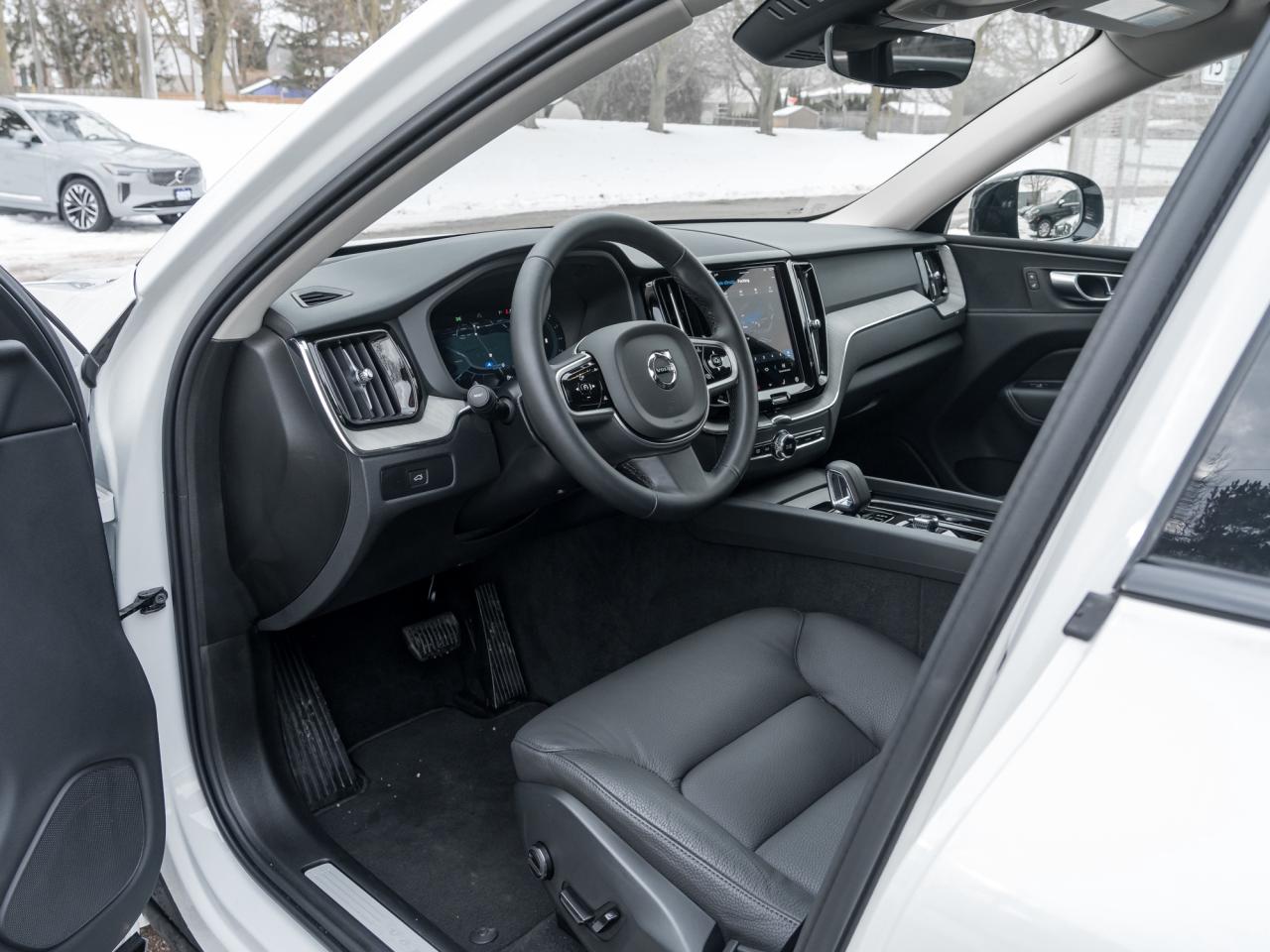 2025 Volvo XC60 B5 AWD Plus Dark Theme 20"ALLOY WHEELS LOW KM  CPO Photo