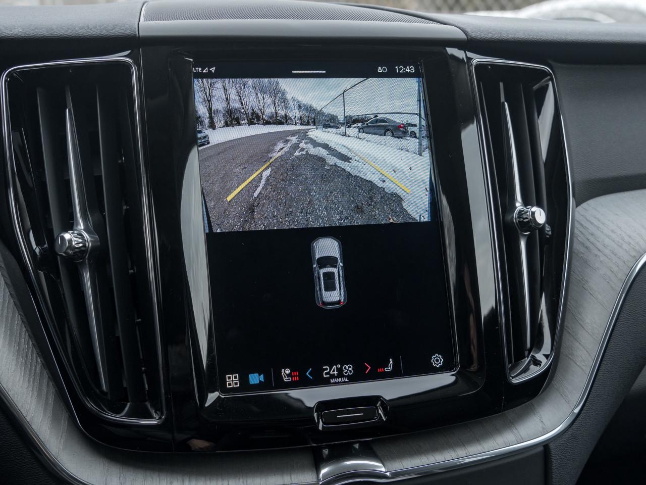 2025 Volvo XC60 B5 AWD Plus Dark Theme 20"ALLOY WHEELS LOW KM  CPO Photo