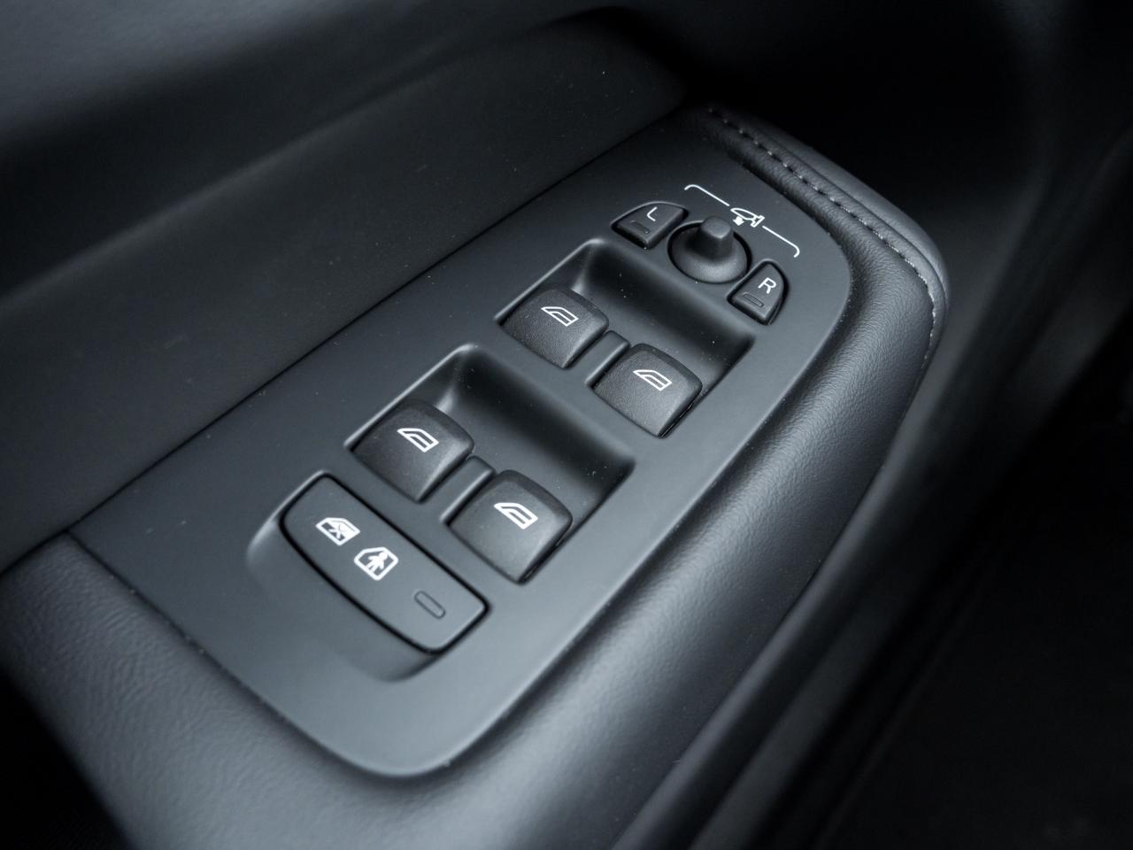 2025 Volvo XC60 B5 AWD Plus Dark Theme 20"ALLOY WHEELS LOW KM  CPO Photo