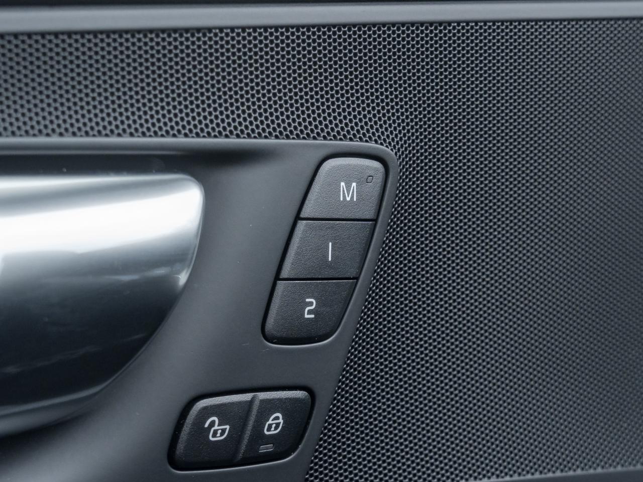 2025 Volvo XC60 B5 AWD Plus Dark Theme 20"ALLOY WHEELS LOW KM  CPO Photo