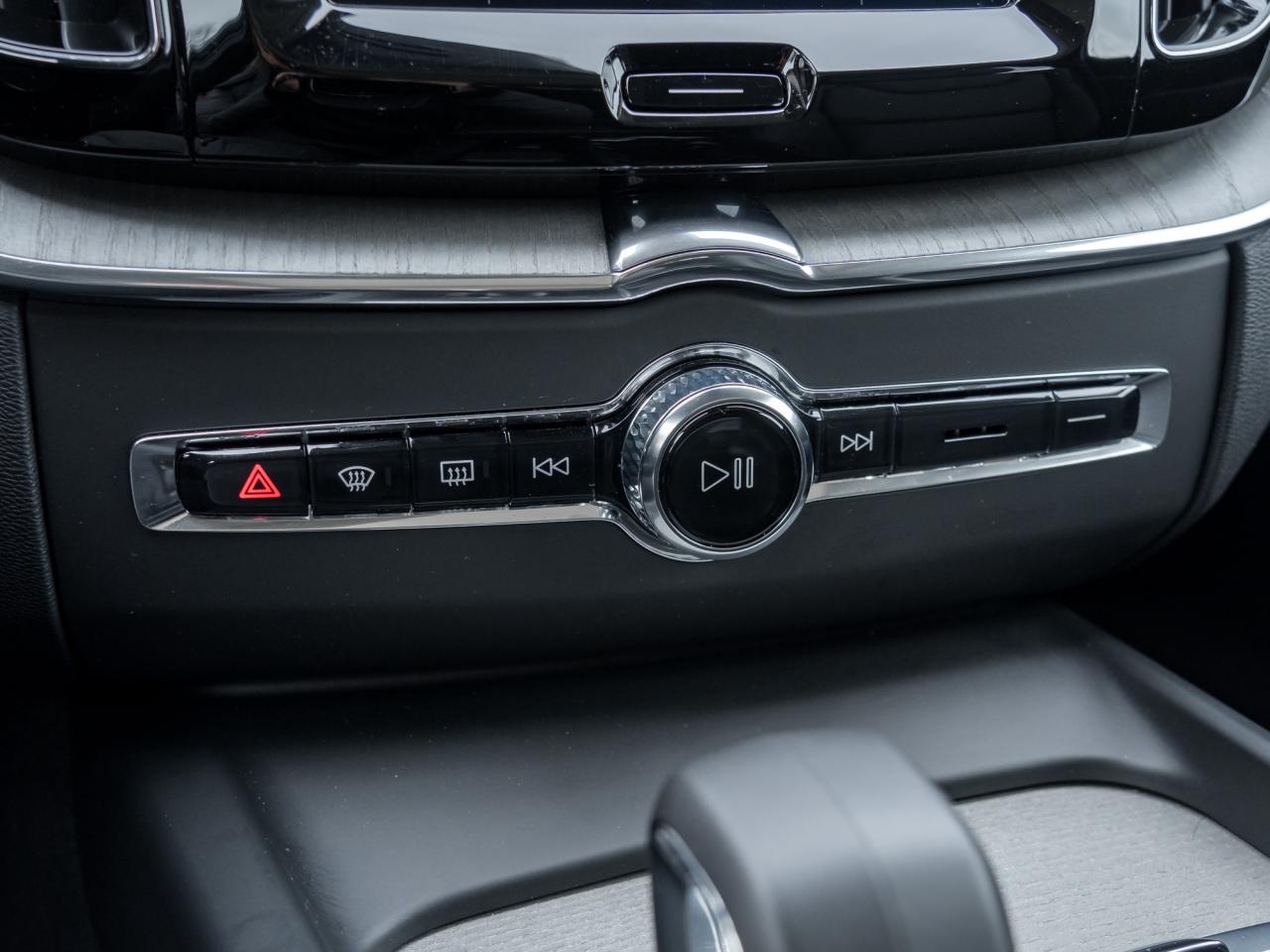 2025 Volvo XC60 B5 AWD Plus Dark Theme 20"ALLOY WHEELS LOW KM  CPO Photo