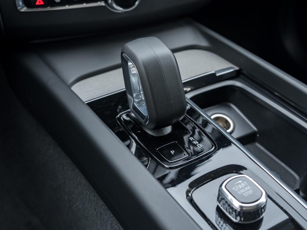 2025 Volvo XC60 B5 AWD Plus Dark Theme 20"ALLOY WHEELS LOW KM  CPO Photo