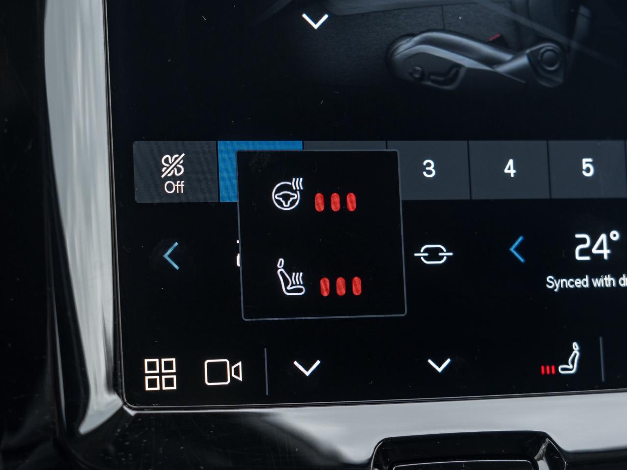 2025 Volvo XC60 B5 AWD Plus Dark Theme 20"ALLOY WHEELS LOW KM  CPO Photo