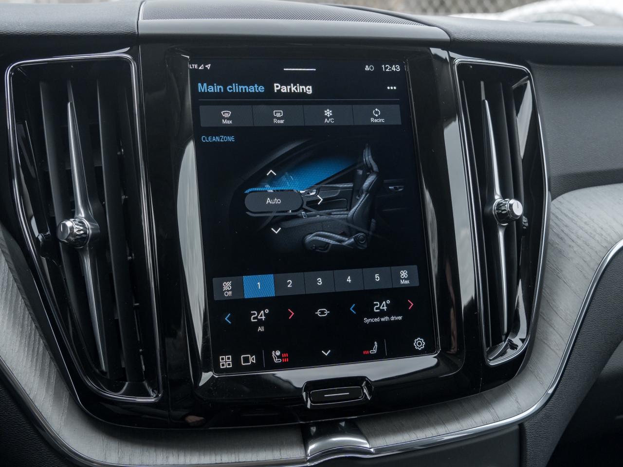 2025 Volvo XC60 B5 AWD Plus Dark Theme 20"ALLOY WHEELS LOW KM  CPO Photo